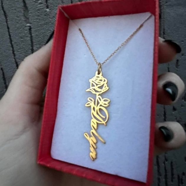 قلادة الوردة فضة